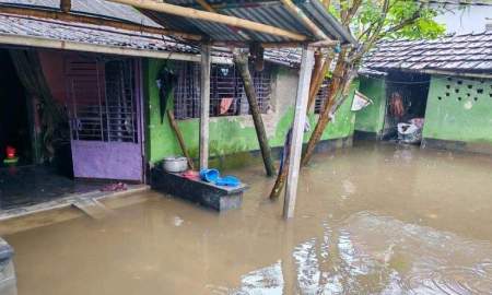 যশোরে রেকর্ড বৃষ্টিতে জলাবদ্ধতা, ভোগান্তিতে শহরবাসী