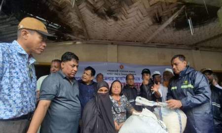 খাগড়াছড়িতে বন্যাকবলিত আড়াই হাজার পরিবারের মাঝে ত্রাণ বিতরণ