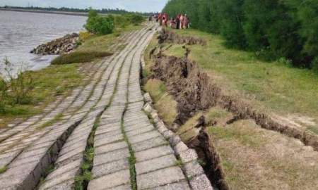 বেড়িবাঁধের ব্লকে আটকে ছিল মরদেহ