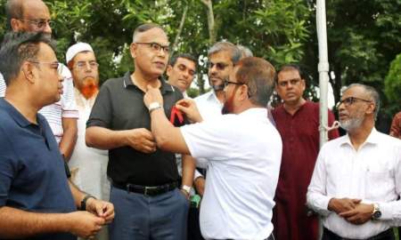 জুলাই অভ্যুত্থান স্মরণে ইবি প্রশাসনের লাল ব্যাচ ধারণ কর্মসূচি 