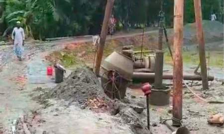 সেতু নির্মাণে অনিয়মের অভিযোগ, স্থানীয়দের বাধায় কাজ বন্ধ