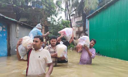সাতকানিয়ায় ত্রাণসামগ্রী নিয়ে বন্যার্তদের পাশে ছাত্রদল নেতা তৌহিদ