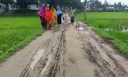 সড়ক পাকা হবে বলে এমপিকে দিয়ে উদ্বোধন, পরে পুরোনো ইট তুলে নিয়ে উধাও প্রতারকরা