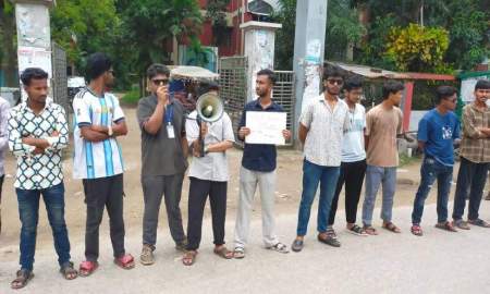 নওগাঁয় শিক্ষামন্ত্রীর পদত্যাগ দাবিতে শিক্ষার্থীদের বিক্ষোভ