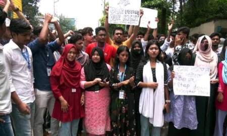 যশোরে শিক্ষামন্ত্রীর পদত্যাগ দাবিতে এইচএসসি পরীক্ষার্থীদের বিক্ষোভ