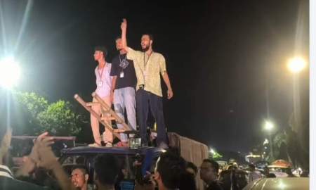সংসদ ভবনের সামনে আন্দোলনকারী শিক্ষার্থীদের সড়ক অবরোধ