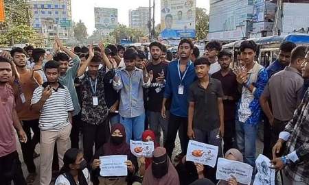 নিজ জেলায় সড়ক অবরোধ করে শিক্ষামন্ত্রীর পদত্যাগ দাবি