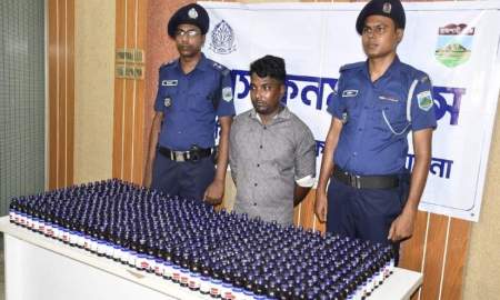 ৫০০ বোতল ফেনসিডিলসহ মাদক কারবারি আটক