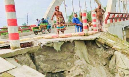 ভারী বর্ষণে মওলানা ভাসানী সেতুর সংযোগ সড়কে ধস, বাড়ছে দুর্ঘটনার শঙ্কা