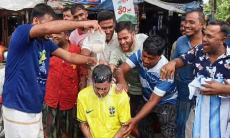 দুধ দিয়ে গোসল করে ব্রাজিল ছেড়ে আর্জেন্টিনায় যুবক