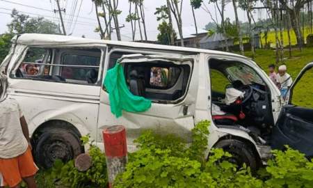 নববধূকে নিয়ে ফেরার পথে মাইক্রোবাস খাদে পড়ে নিহত ২, আহত ১২