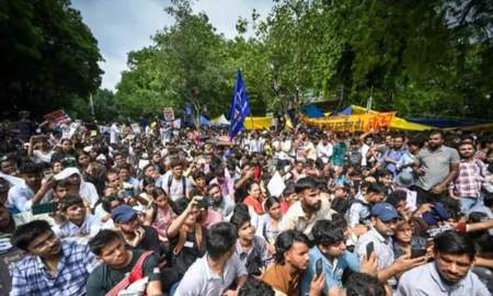 সকাল থেকেই দিল্লিতে বাড়ছে ভিড়, পদত্যাগের দাবিতে আন্দোলন ছড়াল বিদেশেও