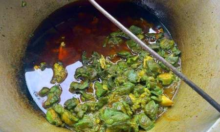 রান্না করতে গিয়ে সবুজ হয়ে গেল গরুর মাংস, থানায় অভিযোগ