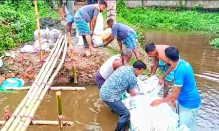 বন্যায় ক্ষতিগ্রস্ত সড়ক সংস্কার করলেন বিএনপি নেতাকর্মীরা