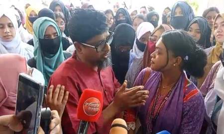 শিক্ষার্থীদের সামনে কান্নায় ভেঙে পড়লেন শিক্ষক, বললেন—‘আমার চাকরিটা খাইয়ো না, আমি মারা যাব’