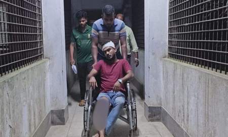 ছাত্রদের ওপর হামলা, ভিডিও করায় সাংবাদিককে পেটাল অটোরিকশা চালকরা