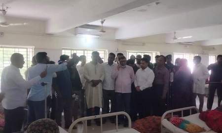 হঠাৎ স্বাস্থ্য কমপ্লেক্সে হাজির মন্ত্রী, এসি চুরি ও অনুপস্থিত চিকিৎসকের বিরুদ্ধে ব্যবস্থার নির্দেশ