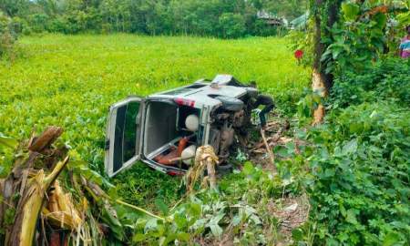 রোগী বহনকারী অ্যাম্বুলেন্স নিয়ন্ত্রণ হারিয়ে খাদে