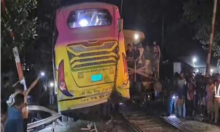 ট্রেনের বগি বিচ্ছিন্ন হয়ে বাস-মাহেন্দ্র-অটোরিকশায় ধাক্কা, প্রাণ গেল ২ যাত্রীর