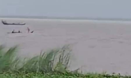 রাজশাহীতে পদ্মায় নৌকাডুবিতে বাবা-ছেলে নিখোঁজ