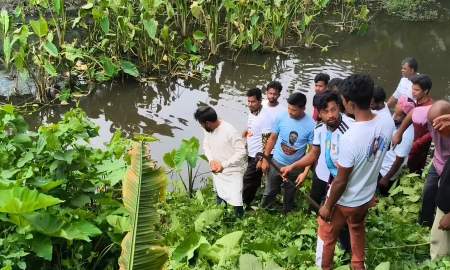 জলাবদ্ধতা নিরসনে স্বেচ্ছাশ্রমে খাল পরিষ্কারের উদ্যোগ