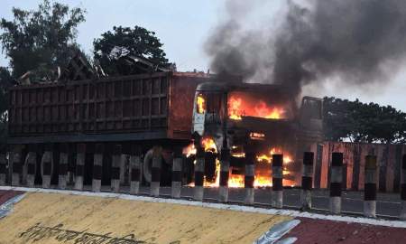 ঢাকা-চট্টগ্রাম মহাসড়কে লরিতে আগুন, এক ঘণ্টা বন্ধ যান চলাচল