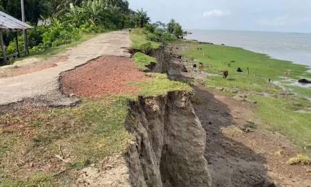 বেড়িবাঁধ ভাঙার আতঙ্কে নদীপাড়ের মানুষ 