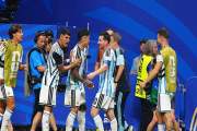 বিতর্কিত গোলে ইতিহাস গড়ে কোয়ার্টার ফাইনালে আর্জেন্টিনা