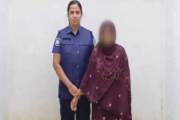 মদের বোতল হাতে টিকটক, পুলিশের জালে তরুণী