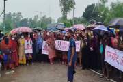 মানিকগঞ্জে শ্রমিকদের মহাসড়ক অবরোধ, যানজট