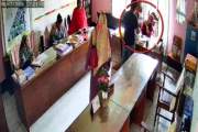 মেয়েকে শাসন করায় নারী প্রধান শিক্ষককে থাপ্পড় বাবার