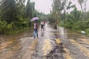 ভারী বর্ষণে তলিয়ে গেছে কেরানীহাট-বান্দরবান মহাসড়ক, যান চলাচ…