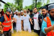 কোমরসমান পানি মাড়িয়ে বানভাসি মানুষের দুয়ারে জামায়াত আমির