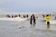 সৈকতে ভেসে এলো মাথা ও পা-বিহীন অর্ধগলিত মরদেহ