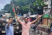 ‘মাটিতে শুয়েই আম্মাকে ফোন দিলাম’— স্বৈরাচার পতনের মুহূর্তে…
