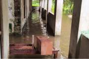 শ্রেণিকক্ষে হাঁটুসমান পানি, চার দিন ধরে বন্ধ মাদ্রাসার পাঠদ…
