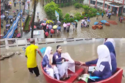 বৃষ্টিতে ভিজে হাঁটু পানি মাড়িয়ে নৌকায় চড়ে কেন্দ্রে এইচএ…