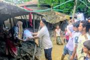 বাঁশখালীতে ত্রাণসামগ্রী নিয়ে বন্যার্তদের পাশে বিএনপি নেতা আ…