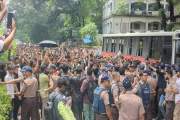 প্রধানমন্ত্রীর অনুষ্ঠানস্থলের পাশে আন্দোলনরত এইচএসসি পরীক্ষ…