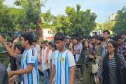 শিক্ষামন্ত্রীর পদত্যাগের দাবিতে  সংসদ অভিমুখে  আন্দোলনরত শি…