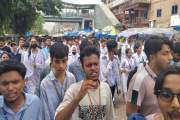 শিক্ষা ভবন ‘ঘেরাওয়ে’ সায়েন্সল্যাব থেকে মিছিল বের করলেন শিক্…