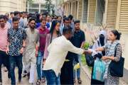 সবুজ ক্যাম্পাস গড়তে সচেতনতামূলক লিফলেট বিতরণ কর্মসূচি জবি ছ…