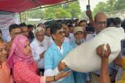 বন্যায় ক্ষতিগ্রস্ত ডেইরি খামারিদের ৪০০ বস্তা গোখাদ্য বিতরণ