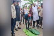 চোরকে আটক করে শাস্তি হিসেবে ১০০ রাকাত নফল নামাজ পড়াল গ্রামব…