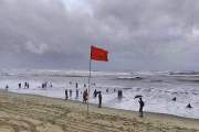 দুর্বল লঘুচাপেও উত্তাল সাগর, ৩ নম্বর সতর্কসংকেত— বৃষ্টির আভ…