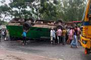 সীতাকুণ্ডে চলন্ত বাস উল্টে প্রাণ গেল ১ জনের, আহত ৬