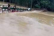 মানুষসহ ভেসে গেল নদীর ব্রিজ, সাঁতরে প্রাণ বাঁচলেন সবাই