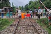 ট্রেনে রাবি শিক্ষার্থীকে মারধর টিটিদের, প্রতিবাদে রেললাইন অ…