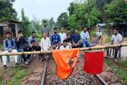 ট্রেনে রাবি শিক্ষার্থীকে মারধর টিটিদের, প্রতিবাদে রেললাইন অ…