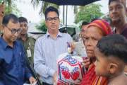 টুঙ্গিপাড়ায় জলাবদ্ধতায় ক্ষতিগ্রস্ত পরিবারের মধ্যে ত্রাণ …